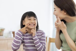かぞくをはぐくむヒントがつまったパパママ・マガジン たまちっぷす | 子どもの歯並びは「噛み方」で変わる？管理栄養士に聞く、今日からできる食事の工夫