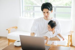 かぞくをはぐくむヒントがつまったパパママ・マガジン たまちっぷす | 新制度「産後パパ育休」で働き方はどう変わる？