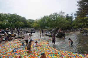 かぞくをはぐくむヒントがつまったパパママ・マガジン たまちっぷす | 夏休み、家族みんなで楽しめる 多摩地域の川遊びスポット