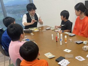 かぞくをはぐくむヒントがつまったパパママ・マガジン たまちっぷす | 【タネ明かしあり】ぼくもマジシャンになれる！？【マジック】でみんなを驚かせよう