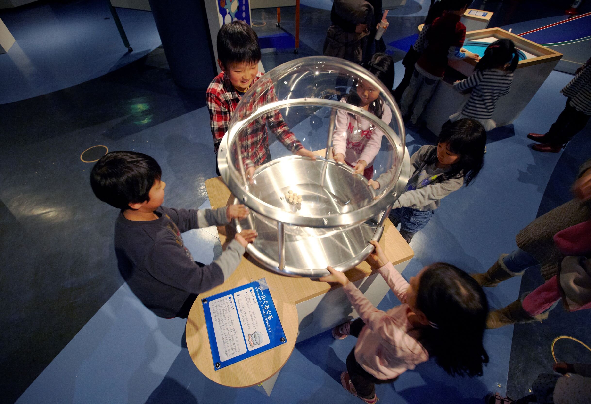 多摩六都科学館展示室1_ボールぐるぐる.jpg
