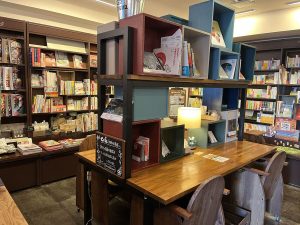 かぞくをはぐくむヒントがつまったパパママ・マガジン たまちっぷす | 【たまみっけ】本が読みたくなるカフェ×多摩地域【5選】