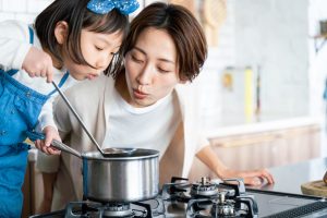 かぞくをはぐくむヒントがつまったパパママ・マガジン たまちっぷす | 雨の日こそ！おうち遊びで子どもの非認知能力を育もう！