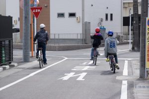かぞくをはぐくむヒントがつまったパパママ・マガジン たまちっぷす | 知っておきたい！自転車の交通ルールと道路標識