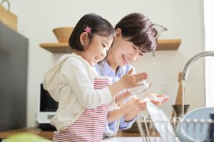 かぞくをはぐくむヒントがつまったパパママ・マガジン たまちっぷす | ただ助かるだけではない！？お手伝いが子どもに与える効果や影響