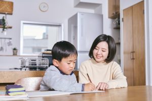 かぞくをはぐくむヒントがつまったパパママ・マガジン たまちっぷす | 「やらせる」より、「やる気にさせよう！」子どもの宿題～５つの攻略法～
