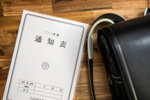 かぞくをはぐくむヒントがつまったパパママ・マガジン たまちっぷす | 先生方のコメント付き！小学校の通知表成績アップのポイントや評価の見方は？